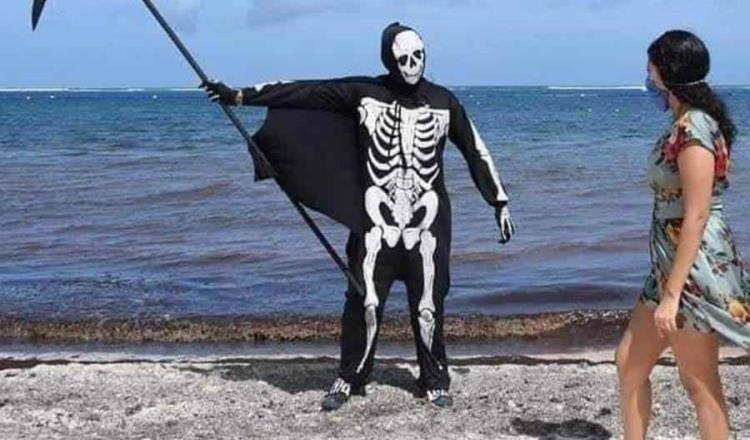 Sujeto se pasea disfrazado de la muerte en playas de Quintana Roo; recuerda a turistas que el COVID los puede matar