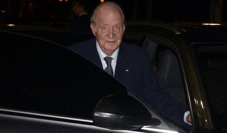 Rey emérito Juan Carlos, abandona España, ante acusaciones de corrupción