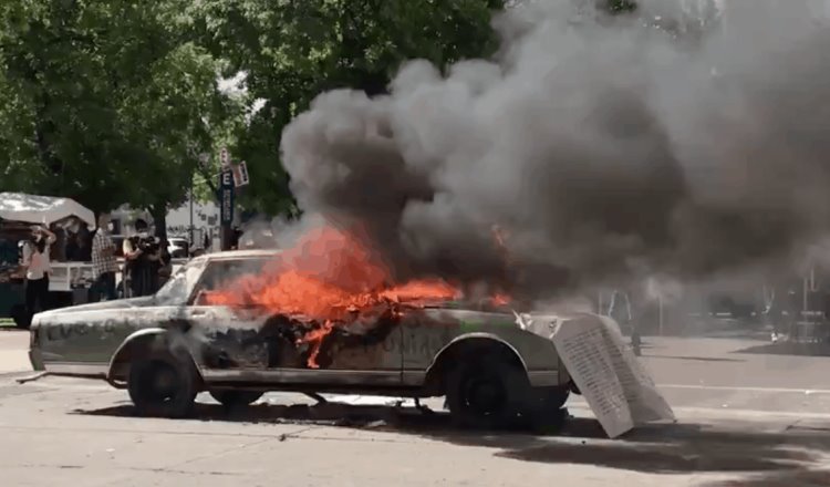 Abogados en Durango queman auto frente al TSJ para exigir la salida de su presidente