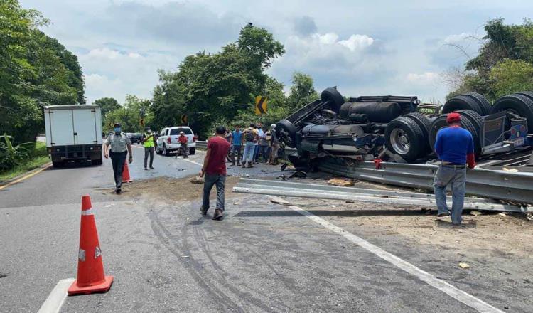 Se accidenta tráiler en la carretera Cárdenas-Villahermosa