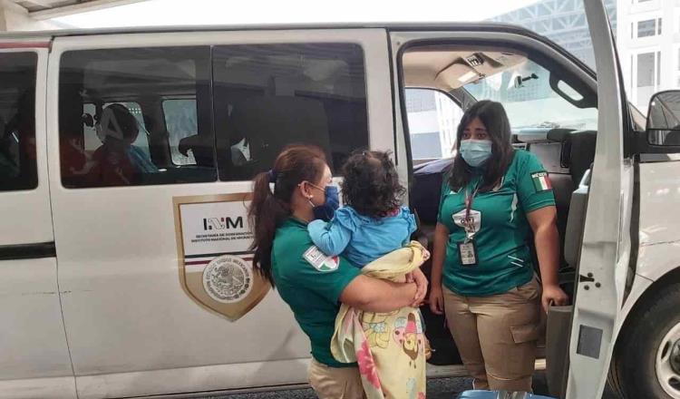 Oficiales del INAMI asisten a niña para su retorno a Honduras