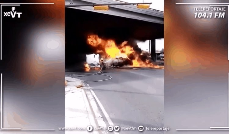Se incendia pipa tras chocar con un tren en Nuevo León