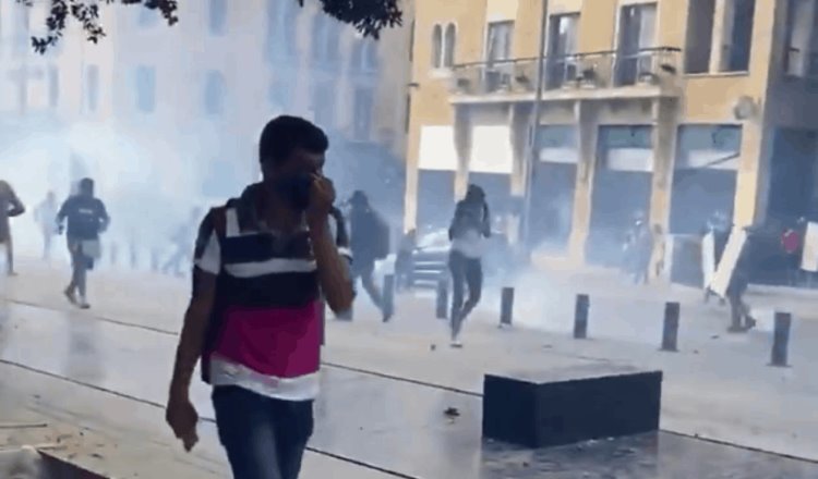 Chocan manifestantes y fuerzas policiacas libanesas durante protestas, tras explosión en Beirut