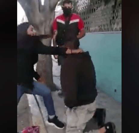 Asaltante se arrodilla y permite que lo golpeen en Ecatepec, luego de ser retenido por su víctima