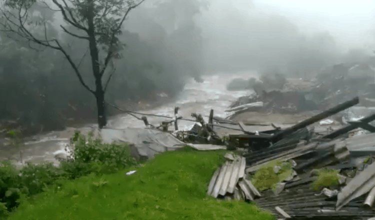 Reportan al menos 43 muertos por deslave en Kerala, India