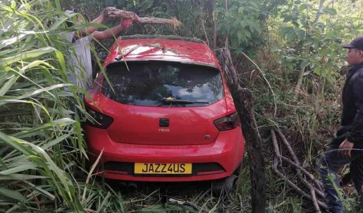 Auto se sale del camino en vía a Ciudad del Carmen; solo hubo daños materiales