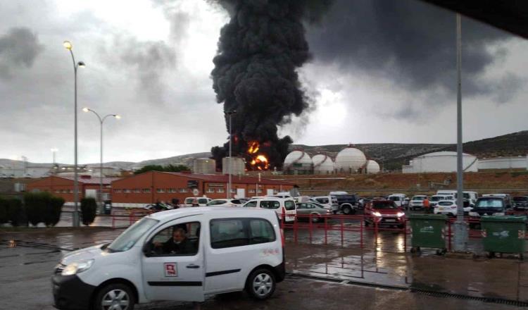 Rayo impacta a refinería y causa incendio