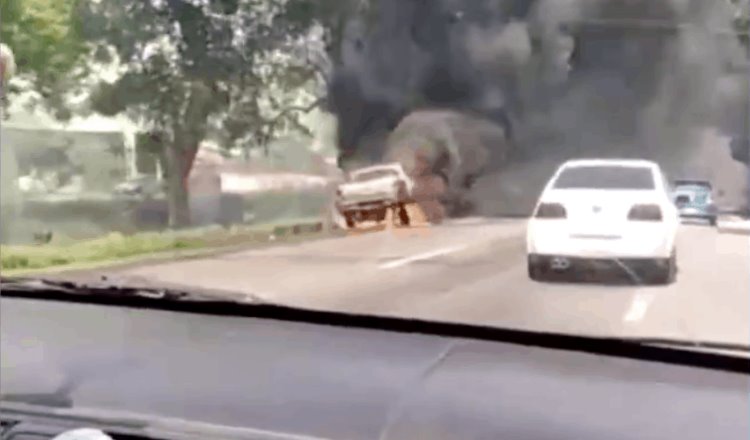 Se incendia camioneta en la carretera Villahermosa-Cárdenas