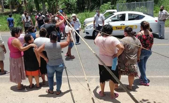 Vuelven a bloquear carretera Villahermosa-Jalapa por falta de agua… ahora a la altura de la colonia Agraria