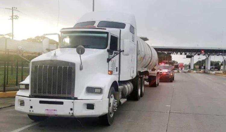 Guardia Nacional asegura tractocamión con hidrocarburo de dudosa procedencia en Huimanguillo