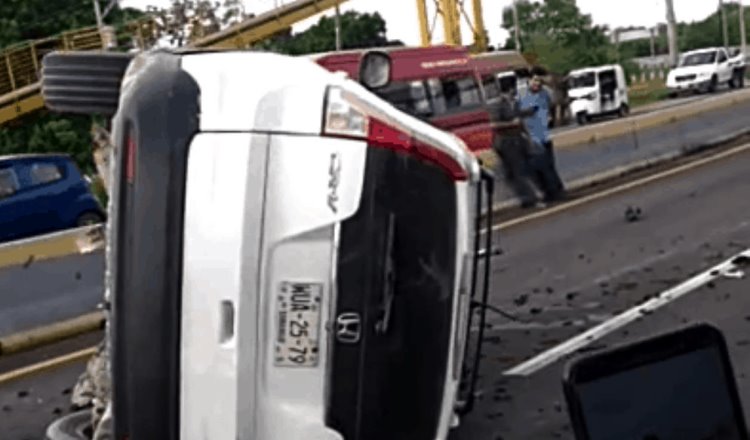 Se registra accidente en la Frontera-Villahermosa; dos unidades terminan volcadas