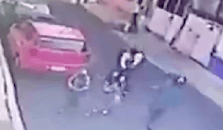 Hombre toca a niña en la calle, mientras graba lo que hace con su celular... en la CDMX