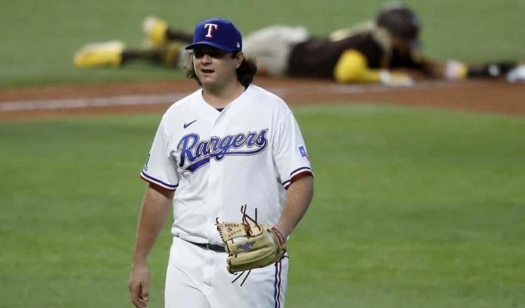 Suspenden a pitcher y a mánager de los Rangers de Texas por pelotazo