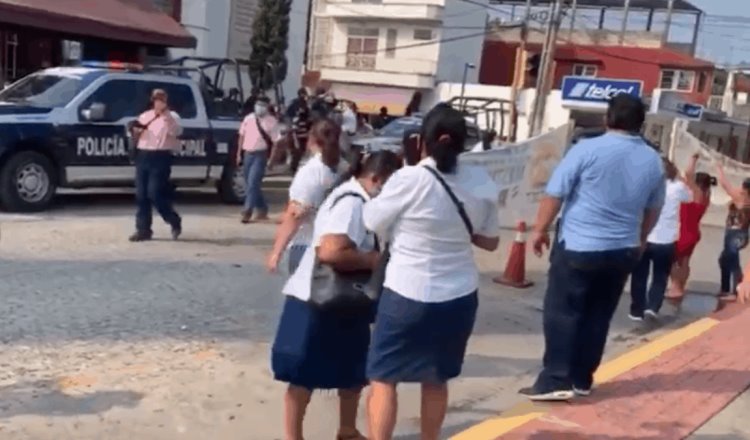 Marchan sindicalizados en Cunduacán exigiendo pagos de bono de útiles escolares para todos