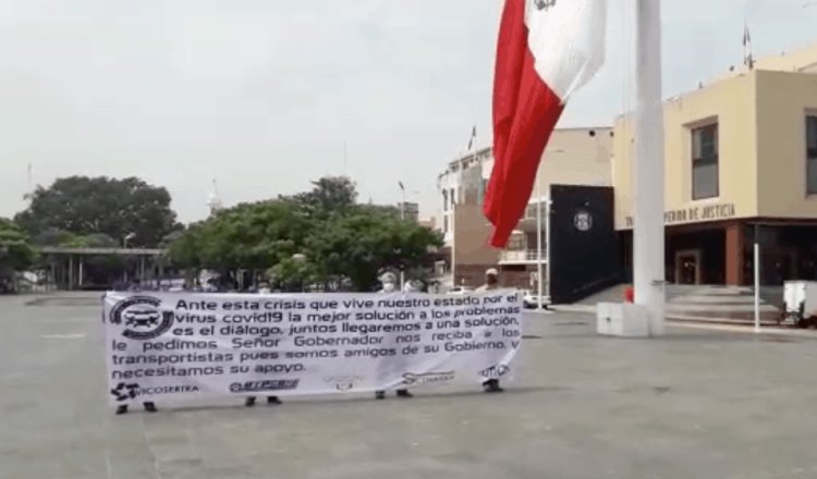 Protestan secretarios generales del transporte público frente a Palacio de Gobierno