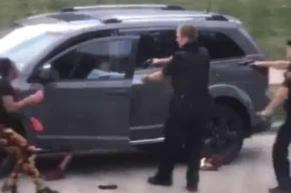 En Wisconsin policía dispara a quemarropa en contra de un afroamericano frente a su familia