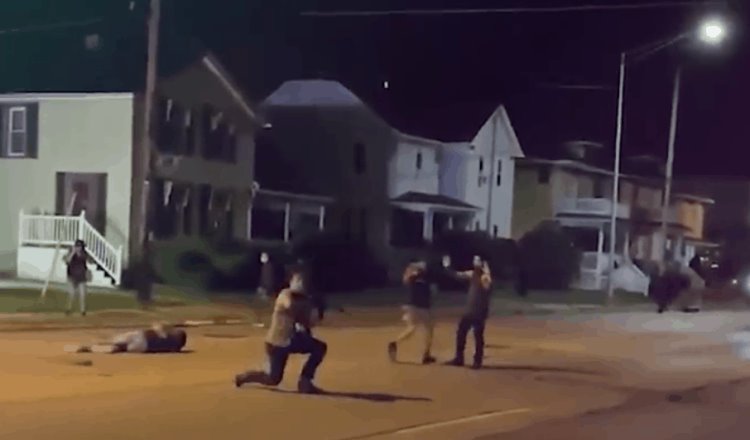 Joven armado con una AR-15 dispara contra civiles en Kenosha en medio de protestas por brutalidad policíaca