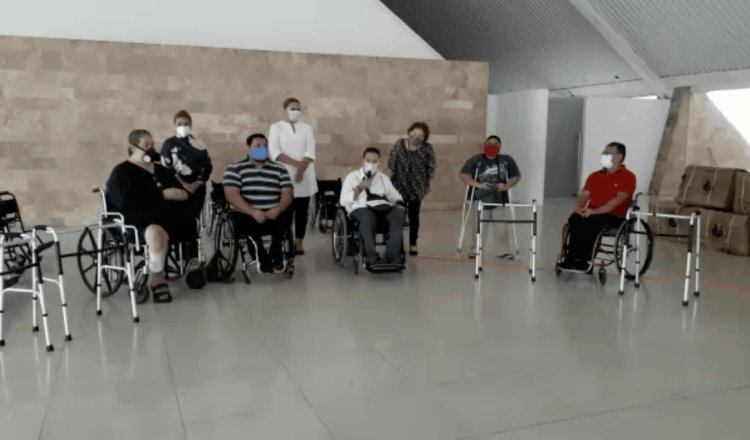 Donan sillas de ruedas activas a tabasqueños con discapacidad para sortear barreras arquitectónicas