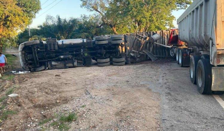 Vuelca góndola tras impactarse con un camión en la carretera Villahermosa-Teapa