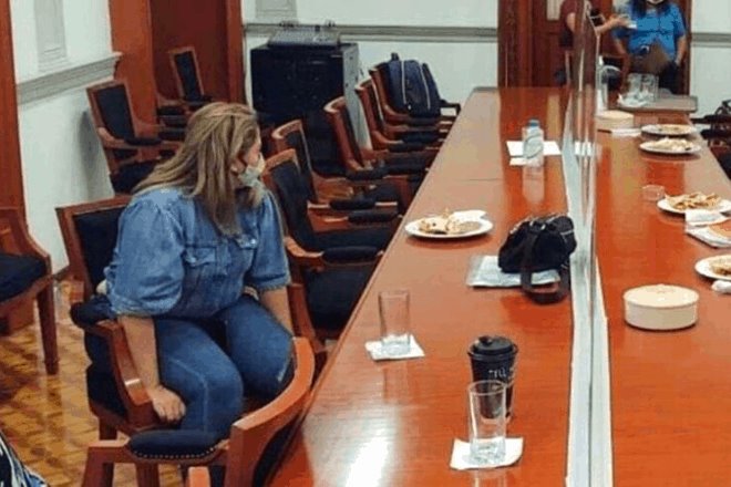 Mujer se amarra a una silla de la CNDH exigiendo justicia por su hija víctima de abuso sexual