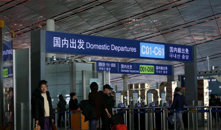 Beijing abre sus aeropuertos a viajes internacionales; las llegadas están limitadas