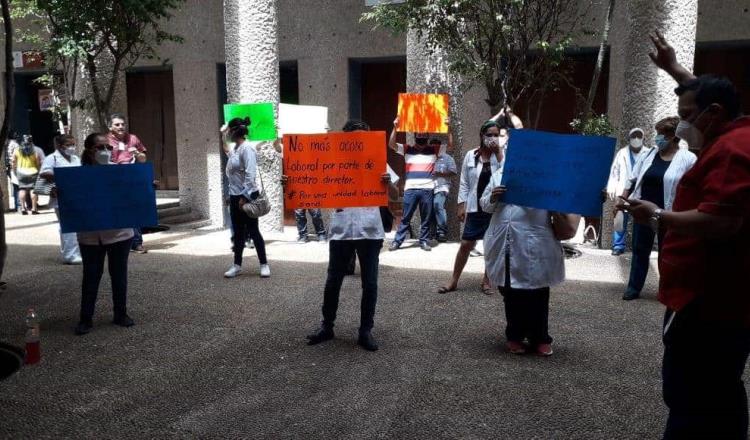 Protestan trabajadores del hospital de Paraíso ante el sector salud