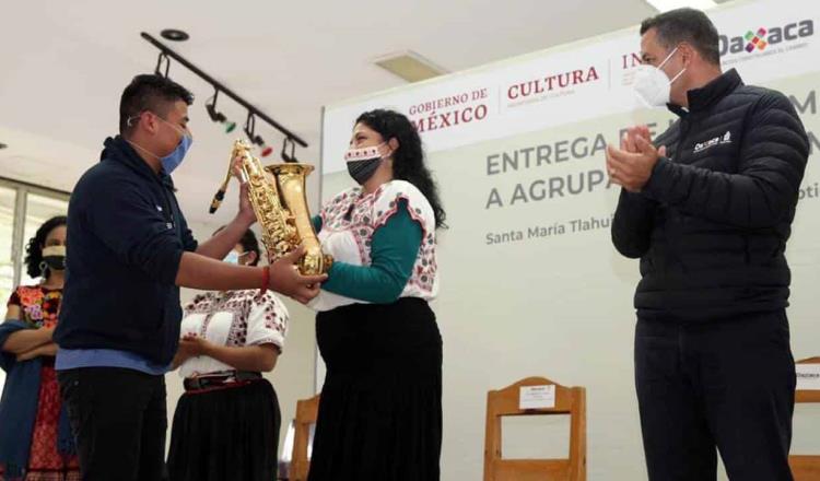 Entrega CECAMMIXE instrumentos musicales a 10 bandas oaxaqueñas que preservan el Patrimonio Cultural a través de su arte
