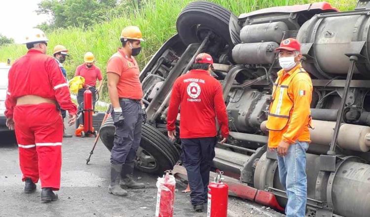 Vuelca pipa cargada con 25 mil litros de Gas LP en la Villahermosa-Chetumal