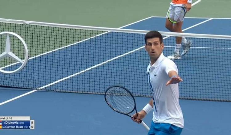 Descalifican a Novak Djokovic del US Open; le dio un pelotazo a una juez de línea