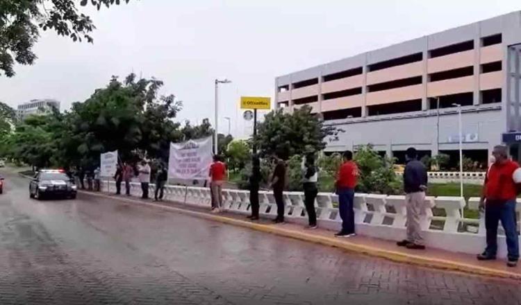 Protestan empleados de PEMEX ante falta de pago de 2 meses de salario