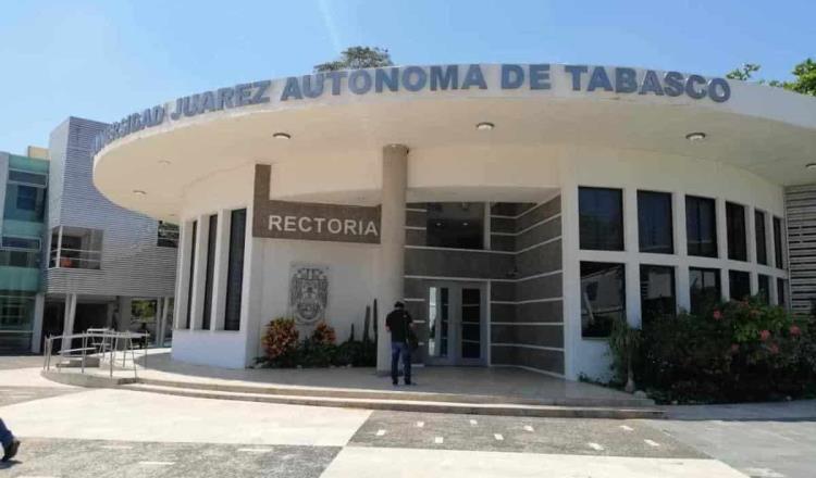 Acuden a Palacio de Gobierno docentes de la UJAT para pedir que no se reduzcan sus prestaciones de fin de año