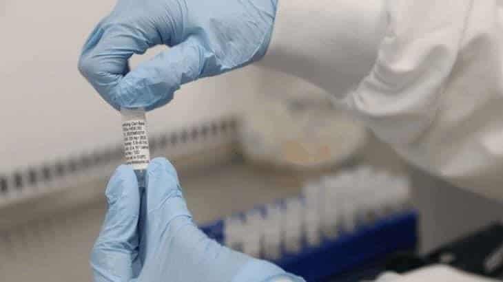 Oxford y AstraZeneca reanudan ensayos de vacuna anticovid, tras un caso de reacción adversa 