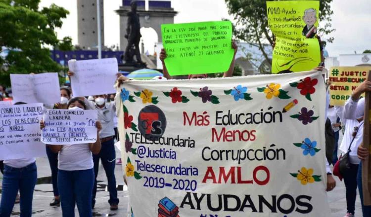 Docentes de Telesecundaria marchan por calles de Villahermosa; piden la intervención de AALH tras presunta venta de plazas en la SETAB