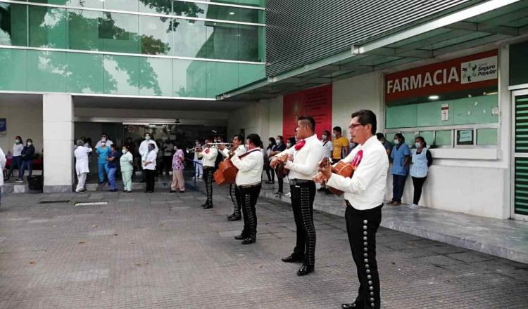 Alumnos de primaria llevan mariachis al personal del hospital Covid en Comalcalco