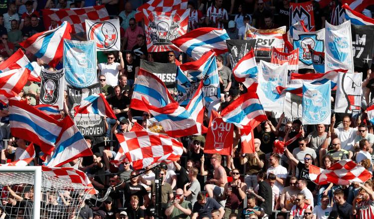 Aficionados del PSV reconocen haber “humillado” a indigentes en España