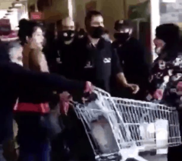 En Chile sorprenden a mujer robando en un supermercado y es sacada a golpes del lugar