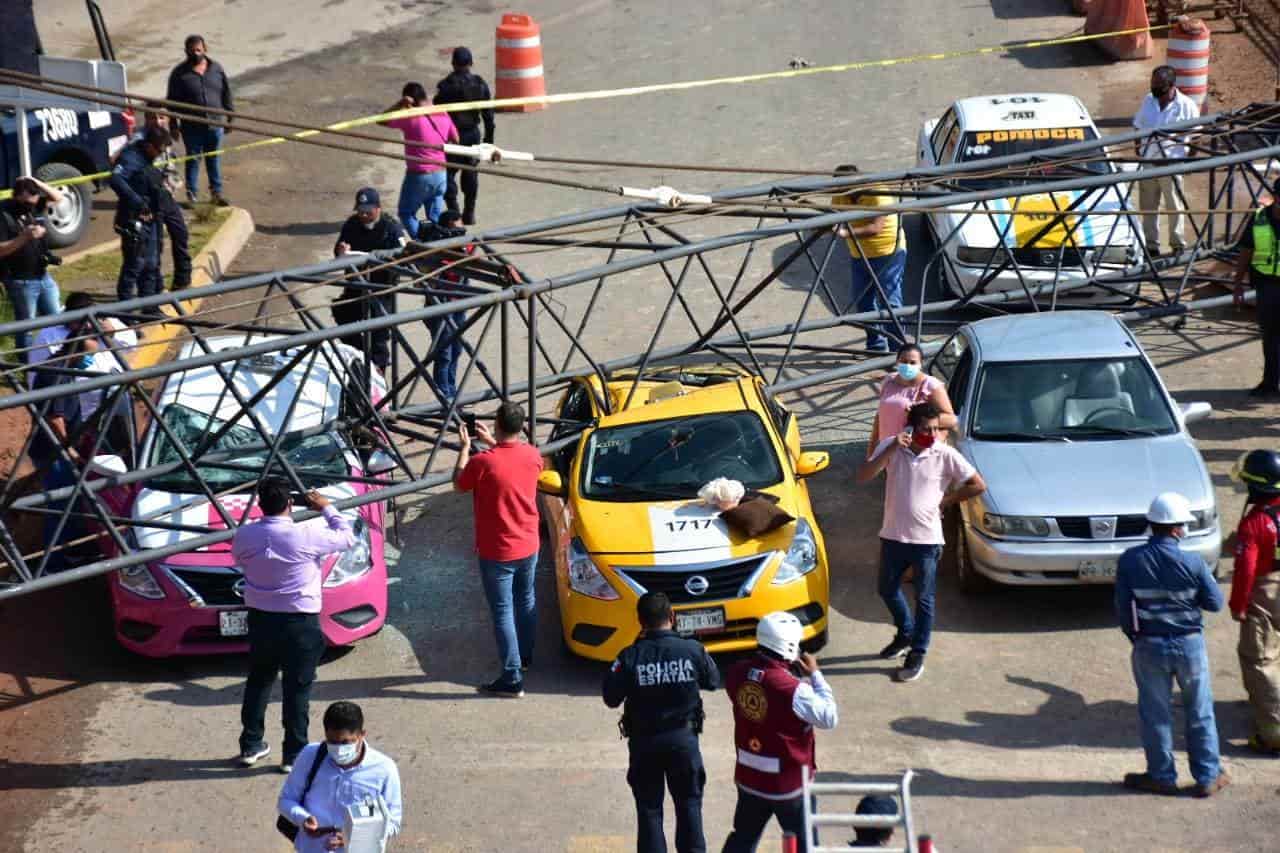 Cae “pluma” de grúa sobre 4 autos y deja dos heridos en obra de distribuidor Universidad
