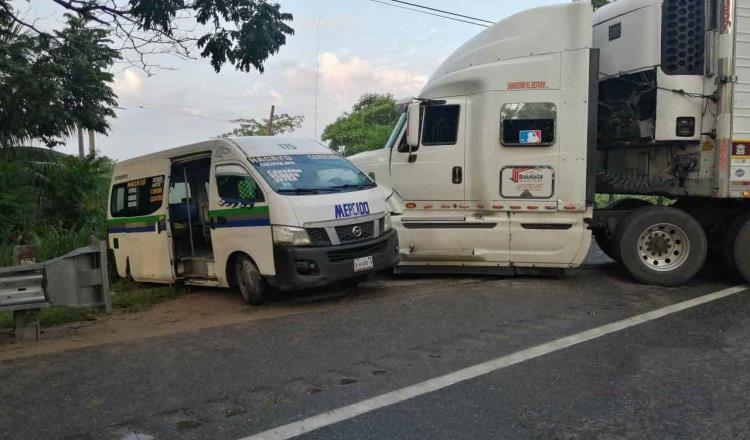 Se impacta tráiler contra combi en la carretera Cárdenas-Villahermosa; no hubo lesionados