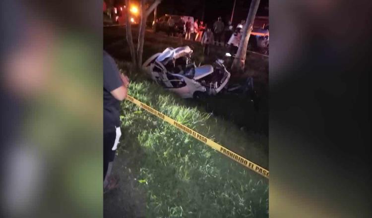 Se impacta auto contra árbol en Ruiz Cortines y fallece conductora