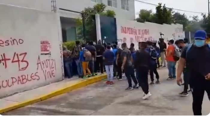 Inconformes con la desaparición de los normalistas vandalizan Palacio de Justicia en Iguala