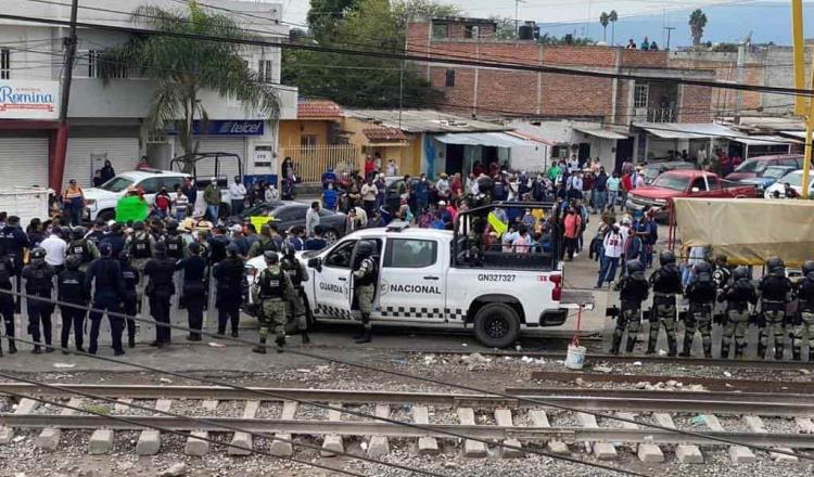 Se registra enfrentamiento entre la CNTE y policías tras desalojo en vías férreas de Michoacán 