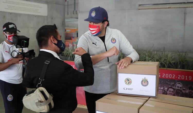 Chivas paga apuesta al América y entrega mil 500 despensas a mariachis