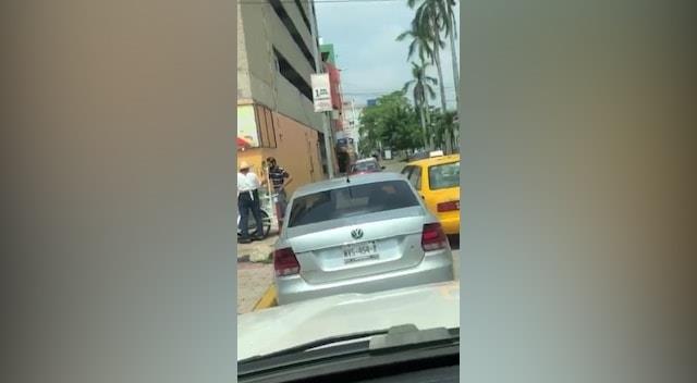 Exhiben a taxista por estacionarse en medio de la calle para comprar pozol, en el Centro de Villahermosa