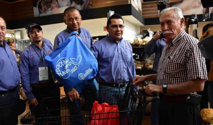 Dice Adán Augusto no ver que Mario Llergo se haga propaganda con entrega de bolsas ecológicas