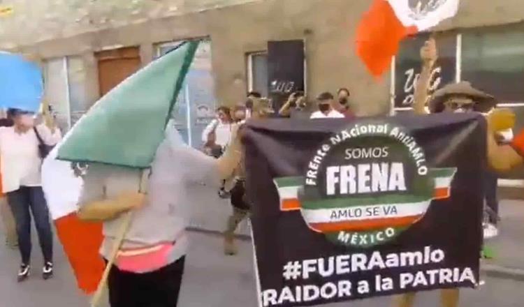 Se confrontan FRENAAA y Pro-AMLO afuera del hotel donde se hospeda AMLO en Veracruz