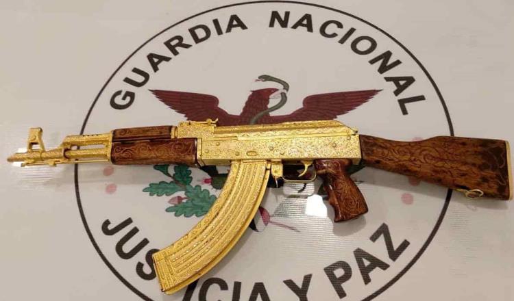 Decomisa Guardia Nacional fusil AK-47 chapado en oro en Guanajuato