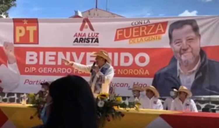 Agreden a huevazos, por segunda ocasión, a Fernández Noroña en un mitin en Hidalgo