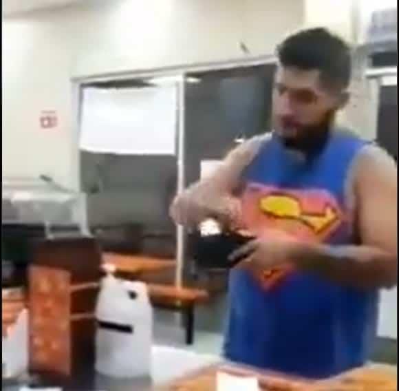 Bautizan como Lord Pizza a sujeto que agredió a empleados de una pizzería en Jalisco