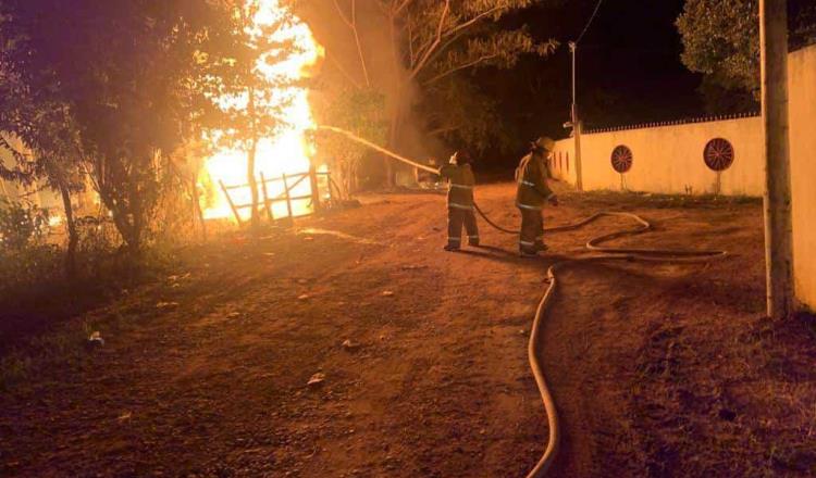 Se incendian dos camionetas en una bodega de huachicol en la zona de Playas del Rosario