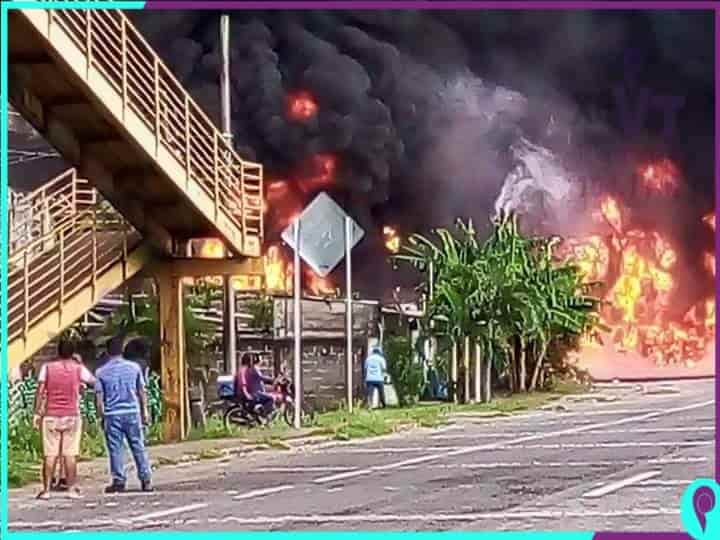 VIDEO Se incendia pipa en la carretera Comalcalco Paraíso